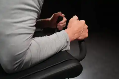 strength-plateloaded-kneeling-leg-curl-3