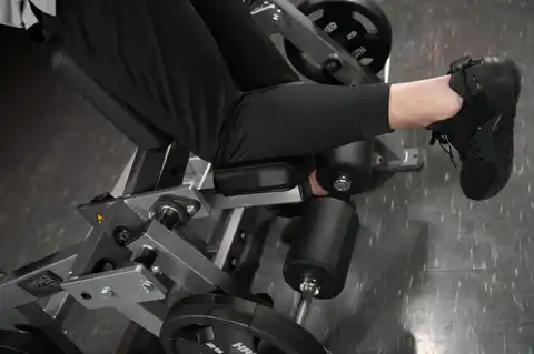 strength-plateloaded-kneeling-leg-curl-4